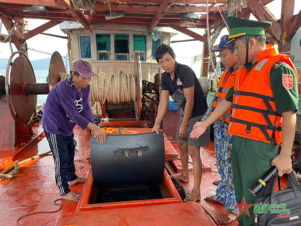 Bắt giữ tàu chở khoảng 22.000 lít dầu DO không rõ nguồn gốc

